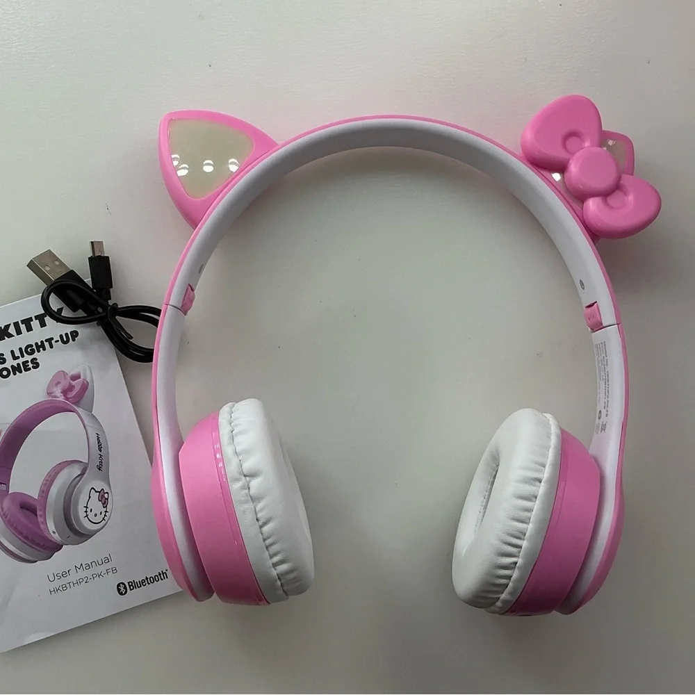 ! NEW! Sanrio Hello Kitty Pink Wireless Light-Up Headphones for Kids W/ Box